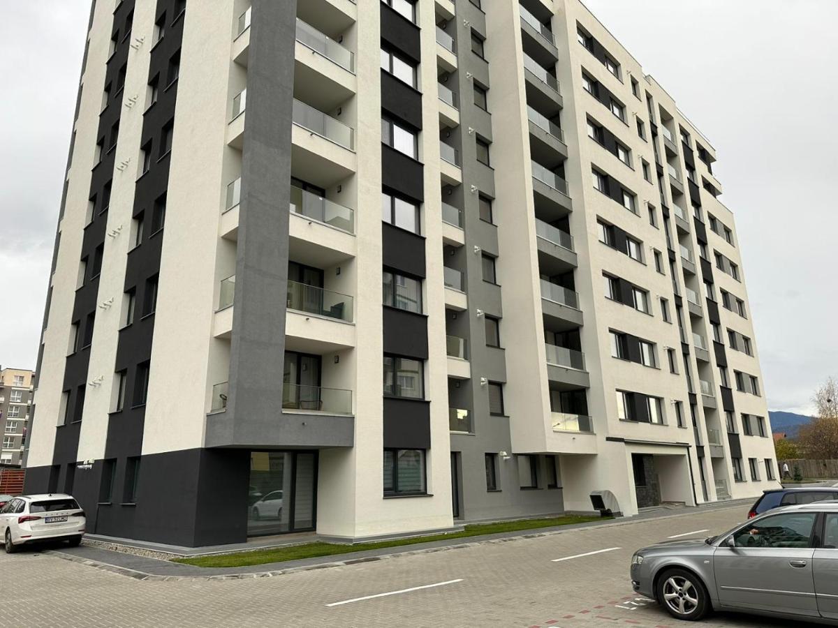 Coresi Mall Area & By Glam Apartamento *