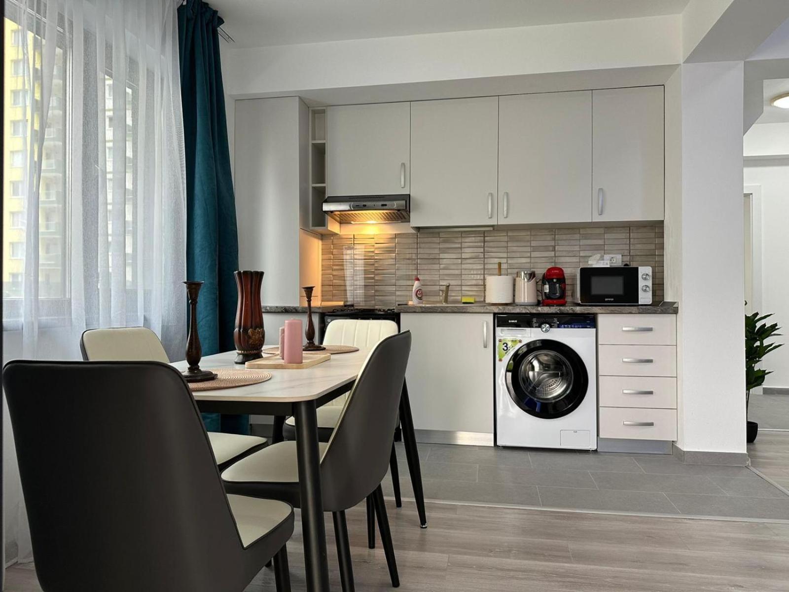 Coresi Mall Area & By Glam Apartamento
