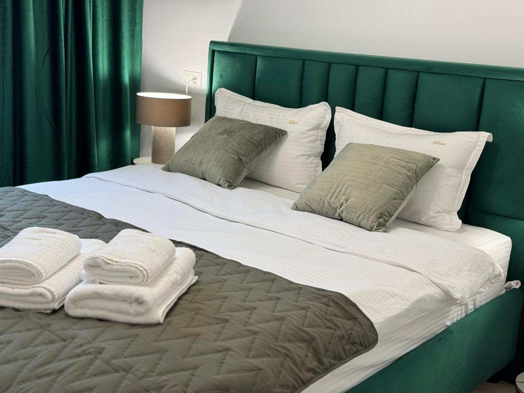 Coresi Mall Area & By Glam Apartamento