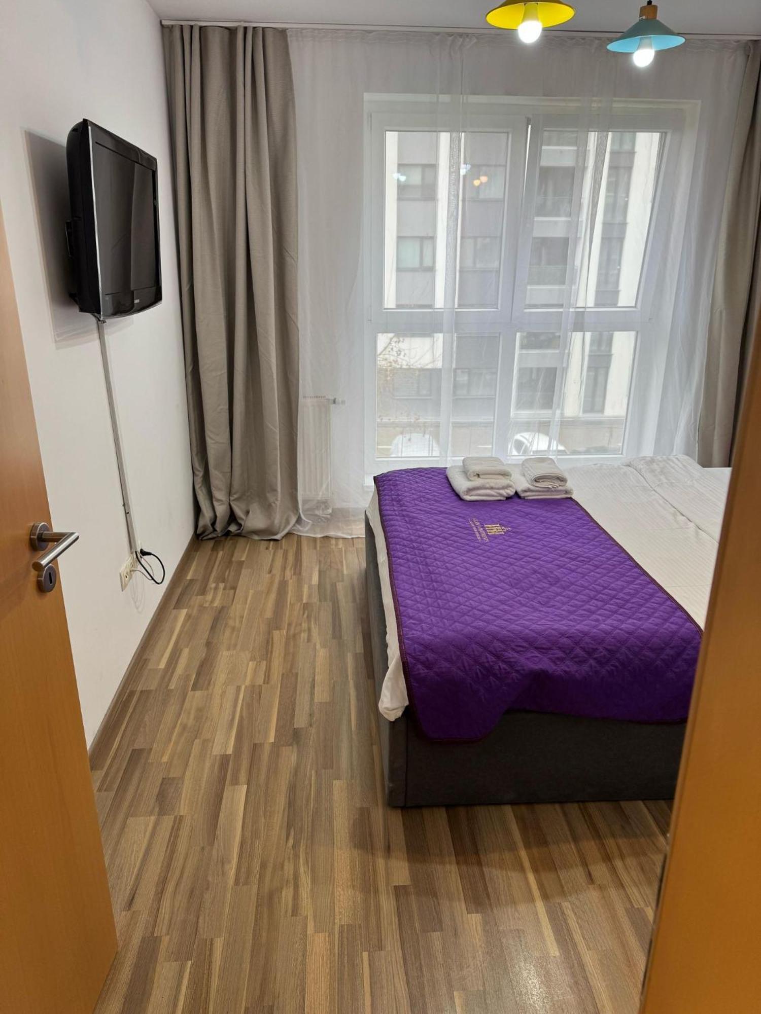 Coresi Mall Area & By Glam Apartamento